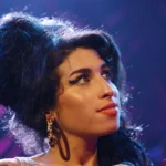 Una jueza ordena al padre de Amy Winehouse pagar un millón de euros a dos amigas de la cantante por la subasta de sus objetos