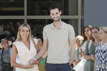 El futbolista Sergio Rico y Alba Silva, padres de su segundo hijo, un niño llamado como papá