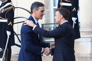 Francia gana 3.000 millones gracias a la reventa de la energía renovable que compra a España a precio de saldo