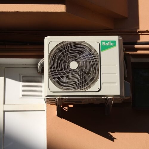 La Ley de Propiedad Horizontal lo confirma: puedes reclamar si el aire acondicionado del vecino gotea sobre tu terraza