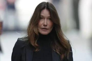 Carla Bruni, devastada por la muerte de Mathilde Favier: «¿Cómo es posible que nos hayas dejado así?»