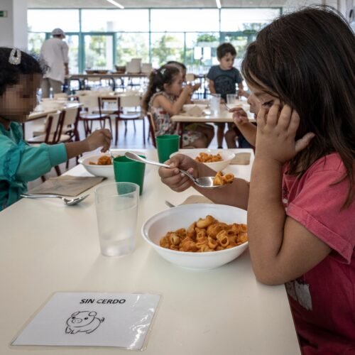 El eslogan de Vox choca con la realidad: el menú halal no está prohibido en los colegios valencianos