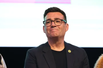 Andy Burnham, primer ministro británico y un ‘influencer’ más: acumula miles de seguidores en redes y publica vídeos caseros