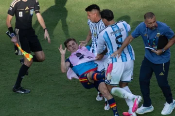 La FIFA sanciona con diez partidos a Paredes y con uno a Gavi por la polémica pelea tras la final del Mundial