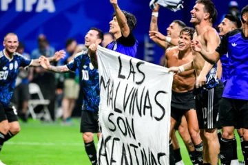 Un vídeo inédito revela cómo llegó la polémica bandera de las Malvinas a los jugadores argentinos en el Mundial 2026