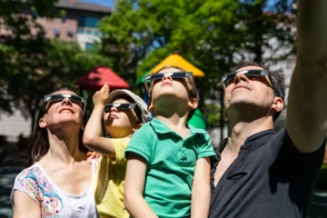 El consejo de los pediatras para proteger la vista de los niños durante el eclipse solar