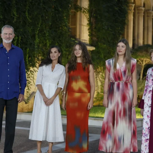 Las inéditas fotos del rey Felipe en bañador mientras disfruta del mar en Palma con amigos