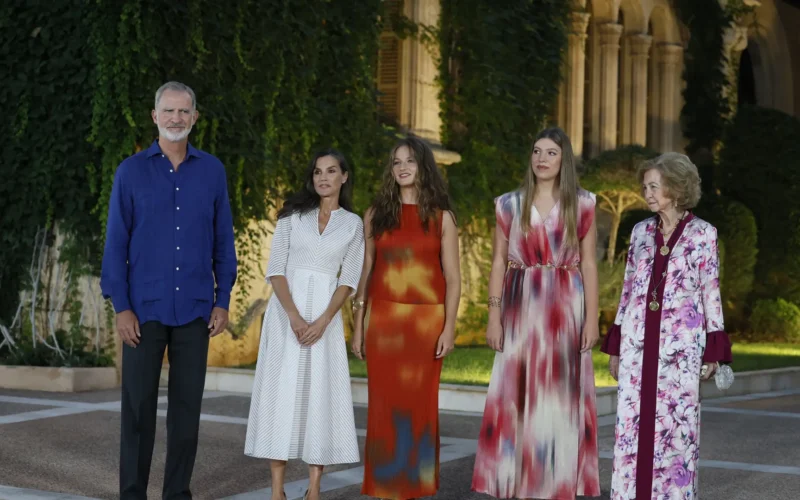 Las inéditas fotos del rey Felipe en bañador mientras disfruta del mar en Palma con amigos