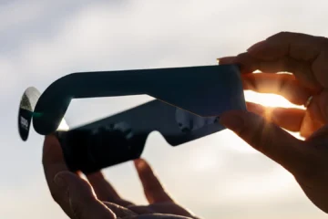Irritación, visión borrosa o manchas oscuras: los síntomas de que has podido dañar tus ojos durante el eclipse solar