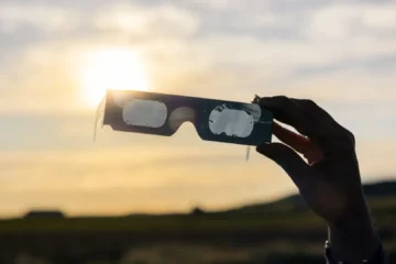 Alerta antes del eclipse solar total: retiran seis modelos de gafas que pueden causar lesiones oculares