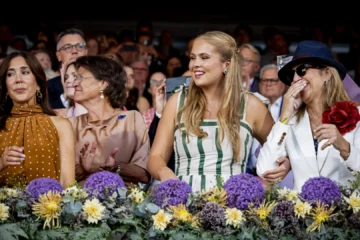 Mary de Dinamarca, Amalia de Holanda y la infanta Elena comparten carcajadas en una cumbre ecuestre