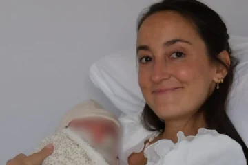 Lucía Pombo, madre de una niña, se distancia de la maternidad idílica: «Aunque te lo cuenten, no te vale para nada»