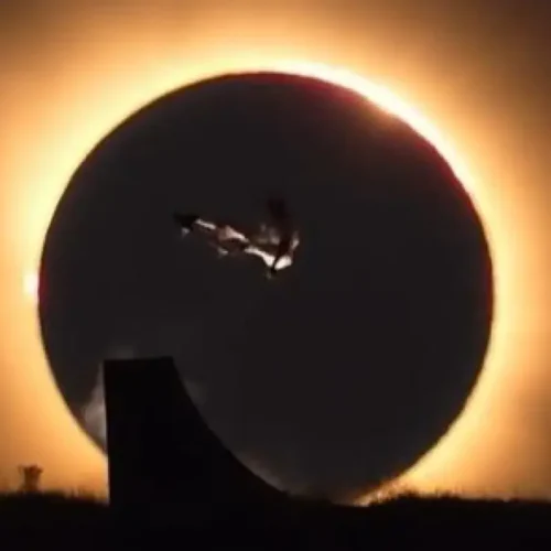 Un truco único en la historia… en pleno eclipse total: las espectaculares imágenes del ‘desafío’ al cielo del skater Danny León
