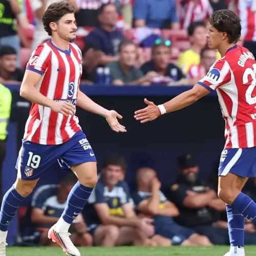 El Atleti rescata un empate de un polémico y caótico duelo ante el Villarreal en el regreso de Julián Álvarez
