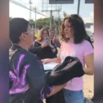 Rosalía regala 1.000 euros a un fan que vendía ‘souvenirs’ de ella en México