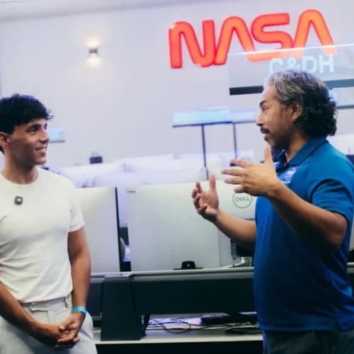 El Mago Pop aprende en la NASA para su próximo espectáculo de ilusionismo, pensado para grandes estadios