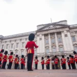 Buckingham rinde tributo a Dolly Parton en su cambio de guardia al interpretar su famoso ‘9 to 5’