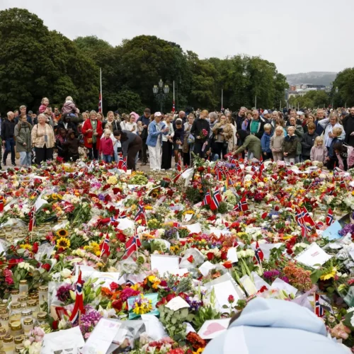 Un mar de flores despide a Harald V de Noruega
