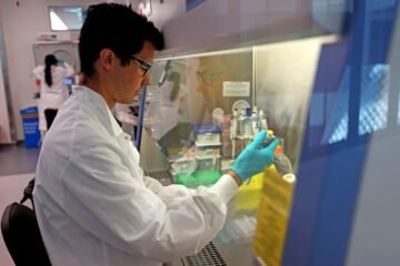 Moderna y Merck anuncian el éxito de la primera vacuna personalizada contra el melanoma y sus acciones se disparan en Bolsa