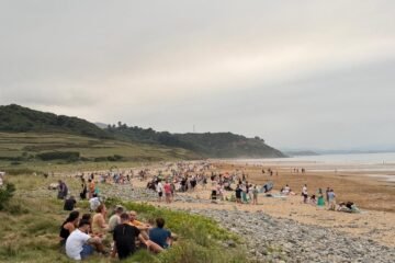 Oído durante el eclipse en una playa asturiana: “El del siglo que viene lo vemos en otro sitio”