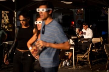 Un párroco dando misa, dependientes en la Gran Vía y otros miles de trabajadores que se perdieron el eclipse: “Atendemos siempre a quien venga”