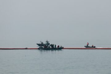 El Gobierno despliega una barrera flotante en la frontera de Ceuta para cumplir la sentencia del Supremo