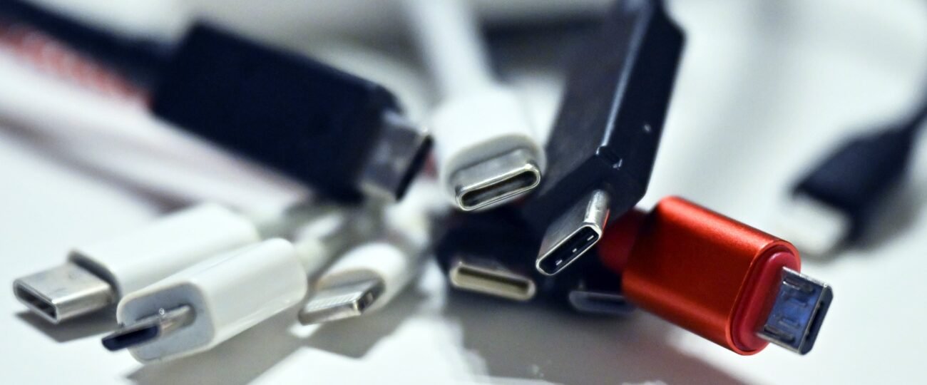 El color de los cables USB no es casualidad: esto es lo que significa que sea blanco, negro, azul, rojo o amarillo