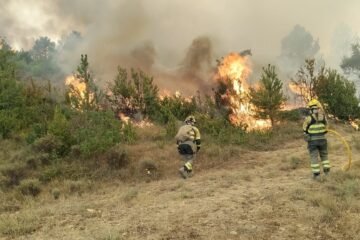 Los incendios obligan a desalojar a más de 1.000 personas en Huesca y a casi 200 en Zamora
