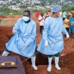 “El ébola se extiende a una velocidad más rápida que nuestra capacidad para contenerlo”: el brote está fuera de control en Congo, según la OMS