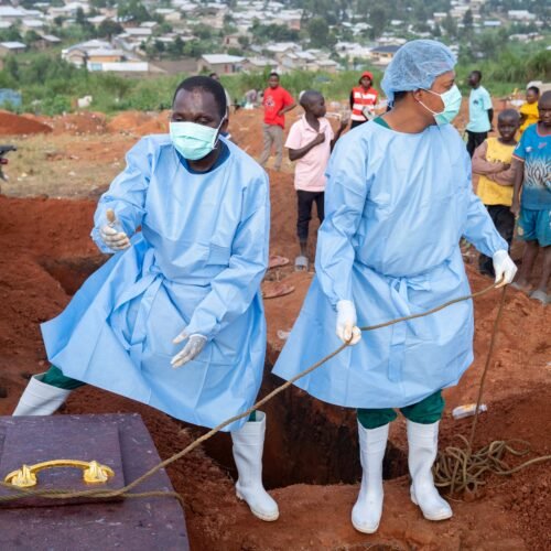 “El ébola se extiende a una velocidad más rápida que nuestra capacidad para contenerlo”: el brote está fuera de control en Congo, según la OMS