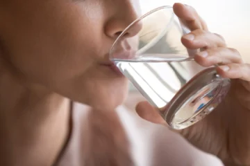 Los expertos coinciden: beber agua nada más levantarse regula los niveles de azúcar en sangre, entre otros beneficios