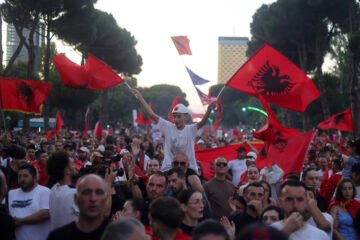 Los flamencos de Albania quieren temporada de otoño: «El primer ministro Rama sigue defendiendo el proyecto de Jared Kushner»