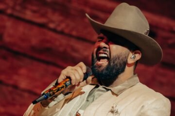 Carín León, el primer latino en la Sphere de Las Vegas, deja roncos a sus 20.000 fans tras la cancelación del jueves