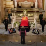Abre al público la capilla ardiente del rey Harald V, que ya está recibiendo la visita de cientos de noruegos