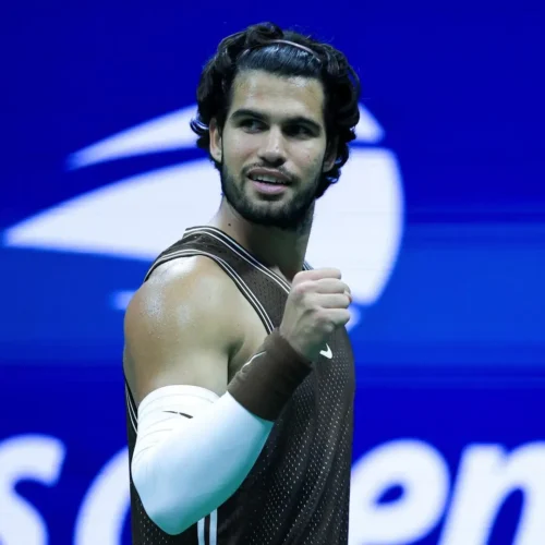 Carlos Alcaraz no quiere sorpresas y arrasa a Wu Yibing para meterse en octavos de final del US Open