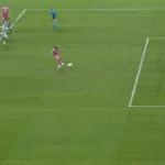 El polémico penalti de Mbappé ante el Betis: por qué no se repitió y qué dice la norma sobre la posición de Bartra