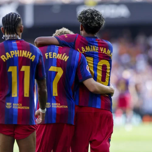 El Barça se da un festín al ritmo de Lamine Yamal ante un Valencia hundido para colocarse líder en solitario