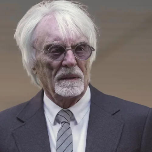 Bernie Ecclestone, expresidente de la Fórmula 1, retenido en un aeropuerto por llevar una escopeta en su avión privado