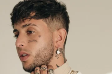 La triste despedida del cantante Dekko y su mujer a su bebé tras morir a los cuatro días de nacer: «Siempre serás parte de nosotros»