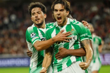 El Betis remonta al Lille y sueña en su triunfal regreso a la Champions 21 años después
