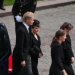 Marius Borg llega al funeral de Harald V en limusina y con gafas de sol junto a sus hermanos
