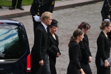 Marius Borg llega al funeral de Harald V en limusina y con gafas de sol junto a sus hermanos