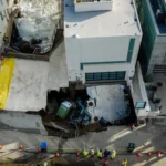 La entrada a la mansión de Nicolas Cage se derrumba por un gigantesco socavón que obliga a la evacuación de varias viviendas