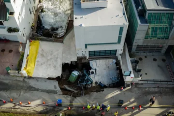 La entrada a la mansión de Nicolas Cage se derrumba por un gigantesco socavón que obliga a la evacuación de varias viviendas