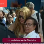 Shakira, recibida por una marea de fans en el aeropuerto de Madrid entre selfis, bailes y abrazos