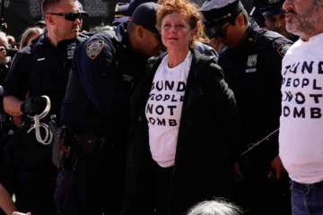 Detienen a Susan Sarandon y Hannah Einbinder durante una protesta propalestina en Nueva York
