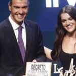 Amaia se moja sobre el problema de la vivienda y le entrega a Pedro Sánchez un cartel con el lema ‘decreto Maricarmen’