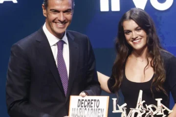 Amaia se moja sobre el problema de la vivienda y le entrega a Pedro Sánchez un cartel con el lema ‘decreto Maricarmen’