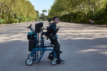 Explorer, el exoesqueleto que permitirá a muchos niños dejar la silla de ruedas en el trastero, ya se puede llevar a casa