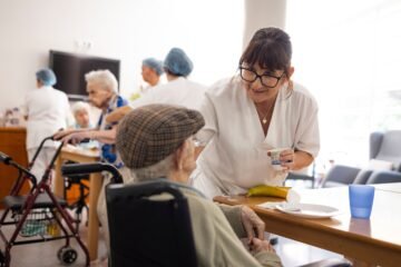 Comunidades compasivas: la “gran revolución” para humanizar el final de la vida y ahorrar costes al sistema sanitario